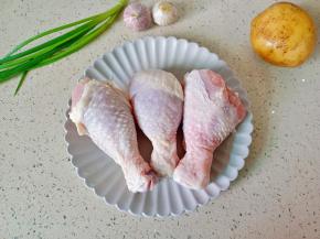 准备三个大鸡腿，三个土豆。