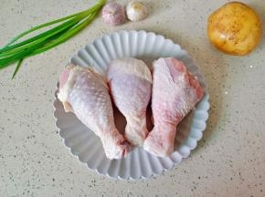 准备三个大鸡腿，三个土豆。