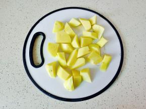 土豆削皮，切成滚刀块。