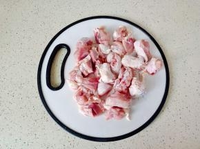 鸡腿剁成小块。