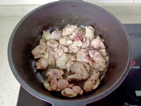 锅里多放一点油，油热放入鸡腿爆炒。