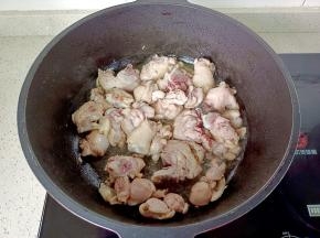 锅里多放一点油，油热放入鸡腿爆炒。