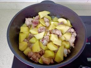 加入切好的土豆块。