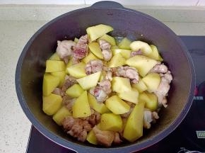 加入切好的土豆块。