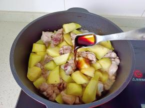 放入生抽两勺。