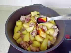 放入生抽两勺。