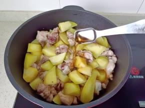 放入料酒两勺。