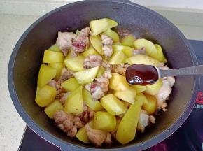 放入生抽蚝油两勺。