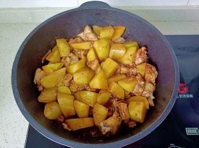 将调味料翻炒均匀。