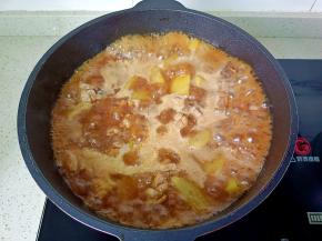 加适量的开水开大火炖煮。