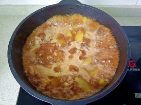 加适量的开水开大火炖煮。