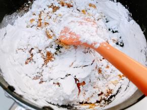 加入木薯淀粉离火用刮刀搅拌均匀