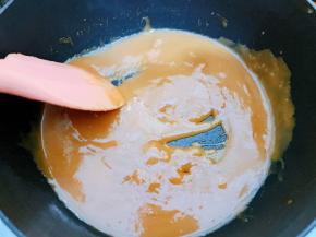 小火煮至微沸后加入高筋面粉搅拌成糊状