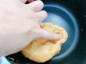 搅拌均匀的面团是不粘手的