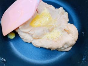 鸡蛋打散，分次加入面团里搅拌