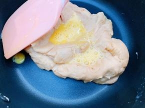 鸡蛋打散，分次加入面团里搅拌