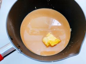 奶锅里加入燕麦奶，白糖，黄油