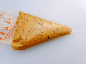 把做好的面糊装入裱花袋里