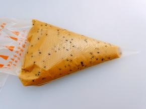 把做好的面糊装入裱花袋里