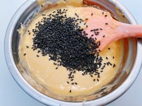 加入熟黑芝麻拌匀