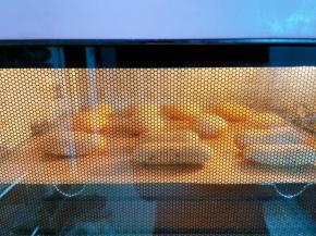 放入预热好的烤箱中层180度烤25分钟左右，中途不要开烤箱门。麻薯会在里面慢慢长大，烤好后不要急着出炉焖5分钟再拿出