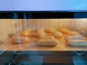 放入预热好的烤箱中层180度烤25分钟左右，中途不要开烤箱门。麻薯会在里面慢慢长大，烤好后不要急着出炉焖5分钟再拿出
