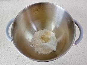 高筋面粉放入搅拌锅，加上绵白糖，酵母，盐。