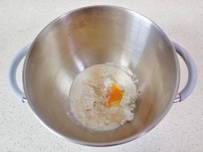 倒入纯牛奶与鸡蛋液，开启阿诗顿厨师机2档开始和面。