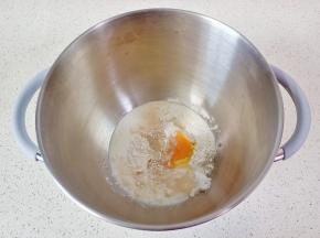 倒入纯牛奶与鸡蛋液，开启阿诗顿厨师机2档开始和面。