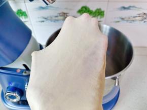 一起和面时间大约9分钟左右时，取面团可以拉出手套膜即可！