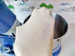 一起和面时间大约9分钟左右时，取面团可以拉出手套膜即可！