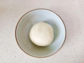 面团放入碗中。