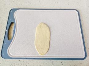 醒发好的面团，擀成长方形。