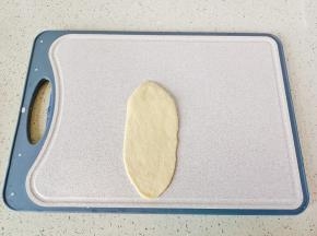 醒发好的面团，擀成长方形。