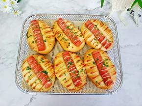 烤好的面包松松软软的，面包底是酥脆口感！