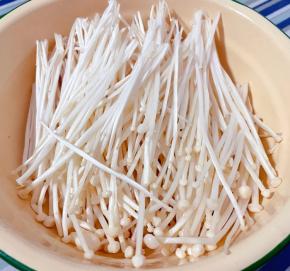 金针菇摘成一根根独立状这样吃起来特别方便