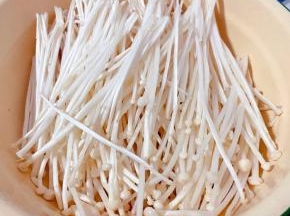 金针菇摘成一根根独立状这样吃起来特别方便