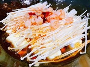 添加适量清水大火炖起来