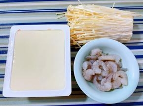 准备原材料新鲜海虾去头去皮和虾线洗净、嫩豆腐、金针菇