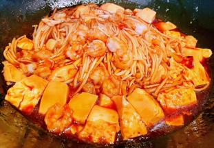 炖至汤汁不多时放盐和鸡汁调味均匀即可出锅享用