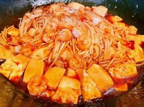 炖至汤汁不多时放盐和鸡汁调味均匀即可出锅享用
