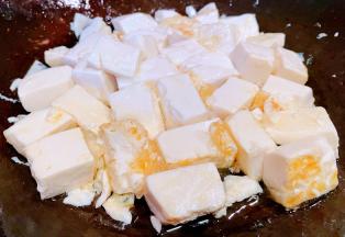 嫩豆腐煎制成金黄色微微起驺才更好吃