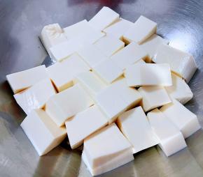嫩豆腐切成大小均匀的块状
