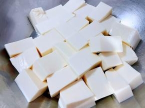 嫩豆腐切成大小均匀的块状