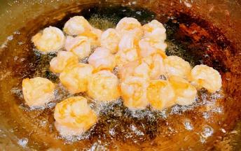 虾仁煎制金黄色的虾球先取出备用