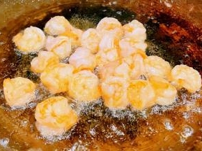 虾仁煎制金黄色的虾球先取出备用