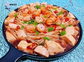 鲜美可口虾仁豆腐装入容器中最后撒上香葱和小米辣就大功告成了