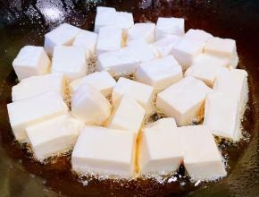 煎出的虾油正好煎嫩豆腐切记火不要太大太急