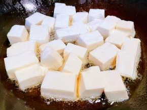 煎出的虾油正好煎嫩豆腐切记火不要太大太急