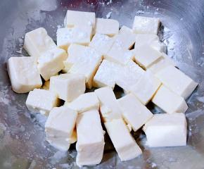 干淀粉均匀的洒在嫩豆腐上